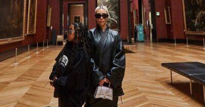 Ким Кардашьян с дочкой и мамой прогулялись по пустому Лувру
