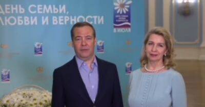 Когда два года не виделись: Медведев с женой нелепо поздравили россиян с днем семьи (ВИДЕО)