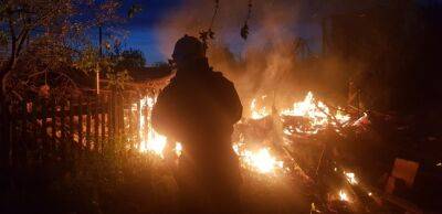 Под Харьковом из-за российского обстрела горели 2 частных дома, пострадала женщина