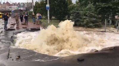 Настоящий апокалипсис: в Киеве огромный кусок дороги ушел под землю и забил гейзер - видео