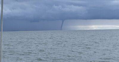 ФОТО: латвийская яхта Gabriel по пути на регату встретилась с торнадо в Балтийском море