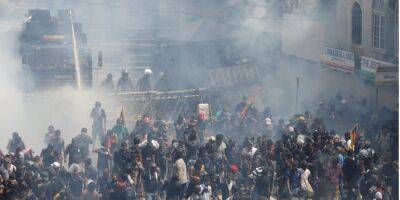 На Шри-Ланке проходят протесты на фоне экономического кризиса, протестующие ворвались в президентский дворец