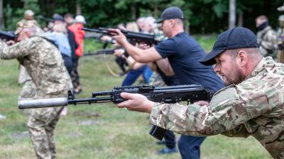 В Киеве начали военные учения для гражданских
