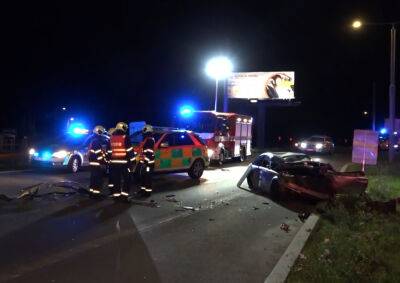 В Праге водитель BMW врезалась в светофор, остановку и автобус