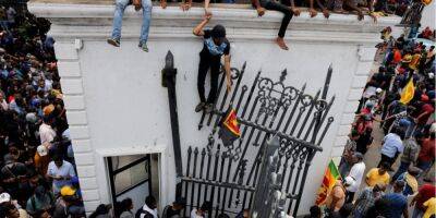 Протесты на Шри-Ланке. Президент и премьер согласились уйти в отставку, число пострадавших выросло до 55 человек
