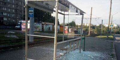 Обстрел Харькова: оккупанты ударили по остановке, мэр показал фото последствий