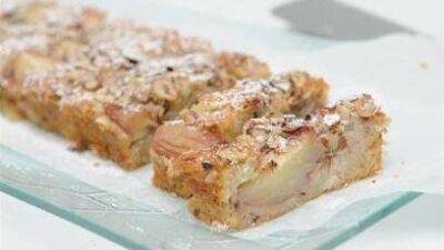 Израильский летний рецепт: пирог с персиками и фундуком