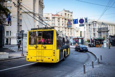 КГГА: С сегодняшнего дня наземный общественный транспорт Киева будет останавливаться на время воздушной тревоги