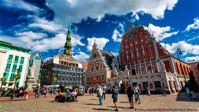 Латвія призупинила дію угоди з Росією про спрощені поїздки