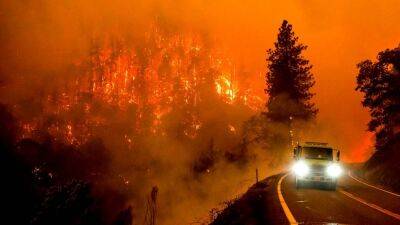 Калифорния: пожар "Маккинни" стал крупнейшим в штате в этом году