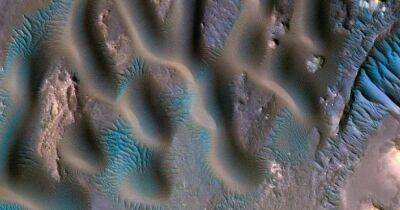 "Голубая рябь". Космический аппарат сделал снимки удивительных структур на поверхности Марса (фото)