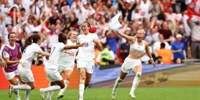 Футболистки сборной Англии устроили зажигательные танцы на пресс-конференции после исторической победы на Евро-2022 — видео