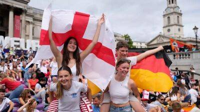 Англичане празднуют победу на женском Евро-2022