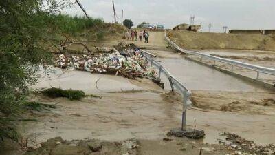 В Румынии наводнение разрушило мост
