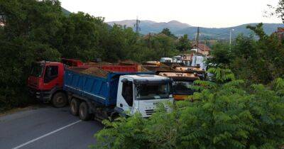 Война отменяется: на дорогах на севере Косово снимают блокпосты