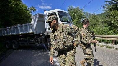Альбин Курти - Косовские сербы демонтируют баррикады на границе с Сербией - СМИ - unn.com.ua - Украина - Киев - Сербия - Косово