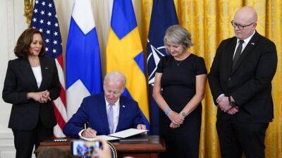 Байден подписал документ о вступлении Швеции и Финляндии в НАТО