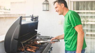 Сосед в Ришон ле-Ционе пойдет под суд за то, что коптит мясо на балконе