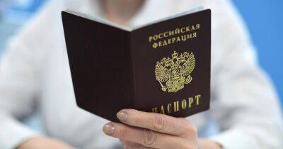 "Паспорт РФ – привилегия и необходимость", – как россияне убеждают украинцев получать документ