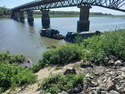 Переправлялись через Оскол: на Харьковщине техника оккупантов застряла в реке
