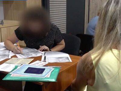 Российские пропагандисты начали "закрывать" в новостях лица коллаборантов, раздающих российские паспорта на юге Украины