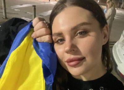 "Ну красота": похудевшая Зарицкая из KAZKA устроила горячую фотосессию на тюках соломы