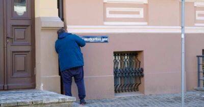 Улица Независимости Украины. Посольство России в Риге отказывается менять адресную табличку