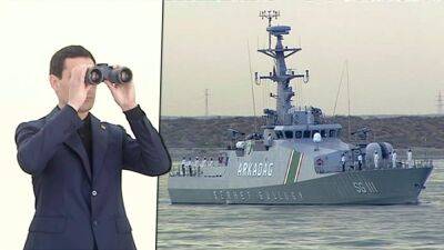 С.Бердымухамедов осмотрел корвет и принял парад кораблей ВМС Туркменистана
