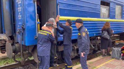 Обязательную эвакуацию могут объявить еще в нескольких областях: к чему готовиться украинцам