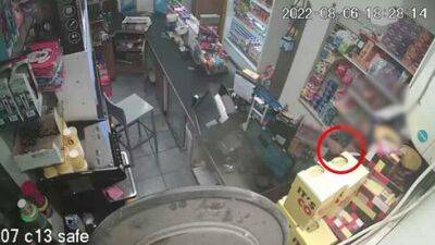 Житель Хайфы рассердился на дороговизну мороженого и чуть не зарезал продавца - видео