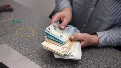 Физические лица купили в июле валюту на рекордные 237 млрд рублей