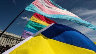 ЛГБТ-семья с ребенком покинула Россию после угроз полиции