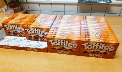 В Чехии подросток пытался украсть из магазина 48 коробок конфет