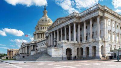 Конгресс США одобрил закон о борьбе с потеплением и удешевлении лекарств