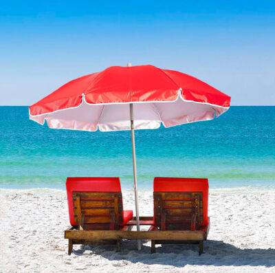 Пляжный зонт улетел из-за ветра и пронзил женщину на пляже
