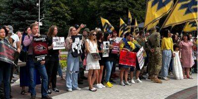 «Еленовка — новый Освенцим». Родственники «азовцев» провели акцию с требованием освободить украинских пленных