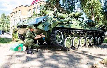 Неизвестные разрисовали военную технику, выставленную в центре Борисова