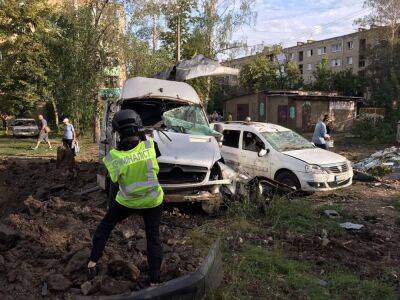 Огромная воронка, поврежденные окна, балконы и авто: полиция фиксирует последствия ударов по Харьковщине