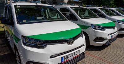 ФОТО: Парк Рижской полиции пополнился 20 новыми микроавтобусами