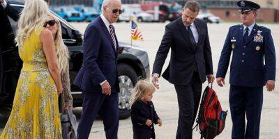 «Украл шоу». Внук Джо Байдена очаровал публику во время отъезда семьи президента США в отпуск — фото