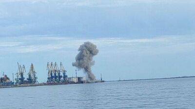 В Бердянске произошли взрывы, в порту оккупированного города сильный пожар