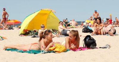 На литовском взморье в августе - ажиотаж: переполнены пляжи, кафе и храм