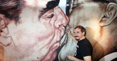 Умер художник Дмитрий Врубель, автор граффити "Братский поцелуй"