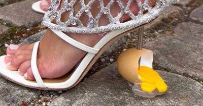 Испанский дом моды Loewe выпустил босоножки с каблуком в виде раздавленного яйца