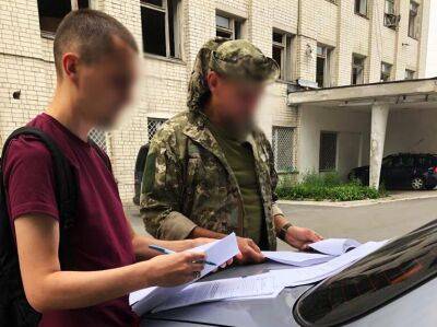 В Чернигове военные угрожали полицейским автоматами. Видео