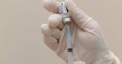 Великобритания одобрила вакцину сразу от двух штаммов коронавируса