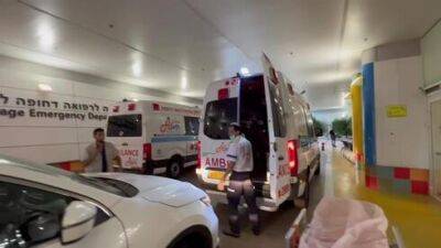 Видео: машина врезалась в прохожих возле торгового центра на севере Израиля