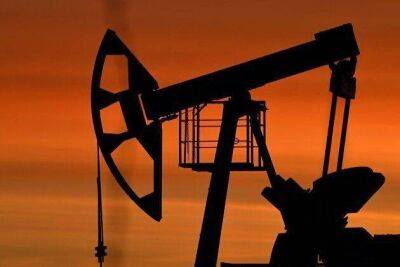 Мировые цены на нефть снижаются более чем на 1% на ряде факторов на старте торгов понедельника
