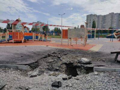 На Харьковщине россияне продолжают уничтожать жилые дома, детские площадки и гаражи