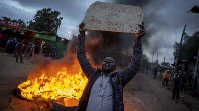 "Непрозрачные" выборы в Кении: раскол в избиркоме, драки и протесты